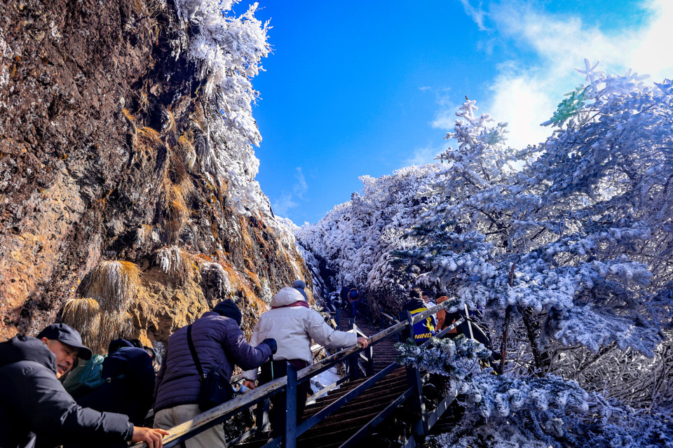 Từ tháng 11 đến giữa tháng 4 năm sau là thời điểm lý tưởng để đến địa điểm săn tuyết. Trong khoảng thời gian này, tuyết đã bắt đầu rơi và du khách có thể chứng kiến tuyết rơi, hồ băng, thác băng và các cảnh quan khác. (Ảnh: Hoài Nam/Vietnam+)