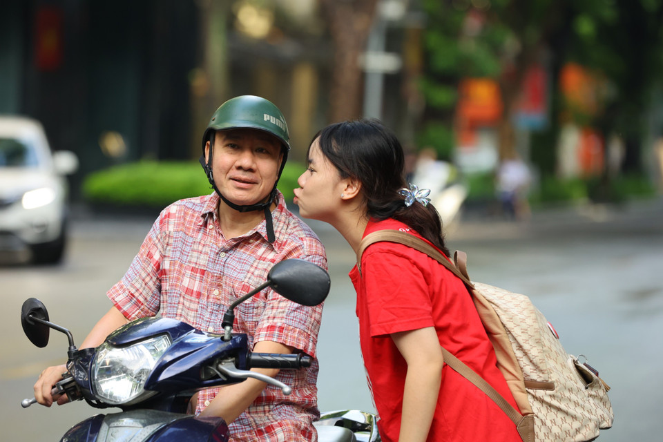 Thí sinh gửi tới người cha sự tự tin sẽ đạt kết quả tốt với môn thi đầu tiên này. (Ảnh: PV/Vietnam+)