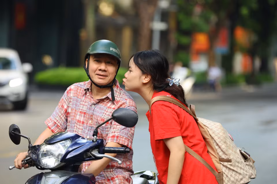 Thí sinh gửi tới người cha sự tự tin sẽ đạt kết quả tốt với môn thi đầu tiên này. (Ảnh: PV/Vietnam+)