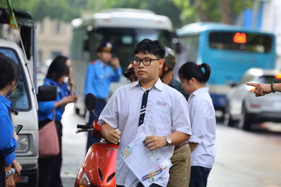Môn thi đầu tiên của Kỳ thi tốt nghiệp Trung học phổ thông Quốc gia là môn Ngữ Văn, đây cũng môn duy nhất theo hình thức tự luận. (Ảnh: PV/Vietnam+)