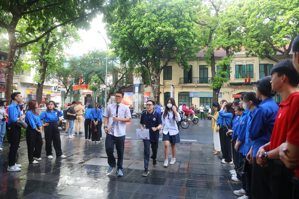 Theo ghi nhận của phóng viên, tại các điểm thi, các thí sinh đã có mặt từ rất sớm. (Ảnh: PV/Vietnam+)