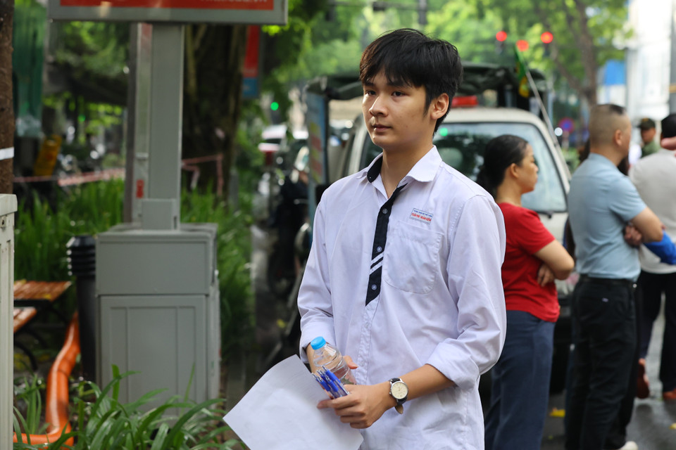 Đúng 7 giờ 35 phút, thí sinh sẽ bắt đầu làm bài thi môn Ngữ Văn. Thí sinh đến chậm quá 15 phút sau khi có hiệu lệnh tính giờ làm bài sẽ không được dự thi buổi thi đó và các buổi thi còn lại. (Ảnh: PV/Vietnam+)