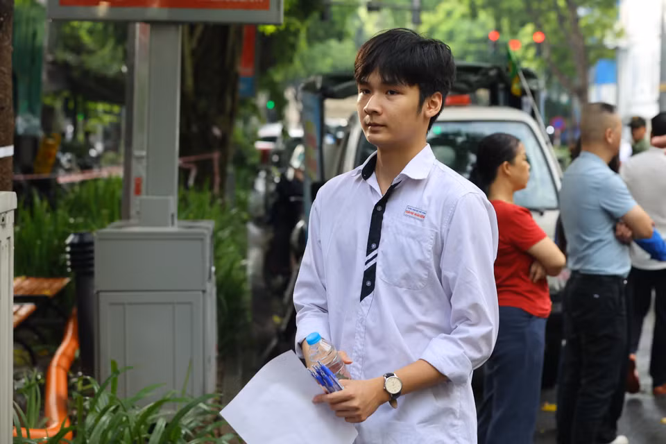 Đúng 7 giờ 35 phút, thí sinh sẽ bắt đầu làm bài thi môn Ngữ Văn. Thí sinh đến chậm quá 15 phút sau khi có hiệu lệnh tính giờ làm bài sẽ không được dự thi buổi thi đó và các buổi thi còn lại. (Ảnh: PV/Vietnam+)