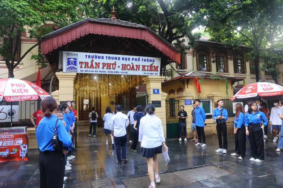 Sáng nay 27/6, hơn 1 triệu thí sinh trên cả nước bước vào ngày đầu tiên của Kỳ thi tốt nghiệp Trung học phổ thông 2024. Hà Nội là thành phố có số thí sinh dự thi nhiều nhất với hơn 100 nghìn thí sinh. (Ảnh: PV/Vietnam+)