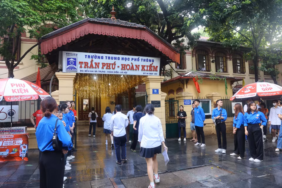 Sáng nay 27/6, hơn 1 triệu thí sinh trên cả nước bước vào ngày đầu tiên của Kỳ thi tốt nghiệp Trung học phổ thông 2024. Hà Nội là thành phố có số thí sinh dự thi nhiều nhất với hơn 100 nghìn thí sinh. (Ảnh: PV/Vietnam+)