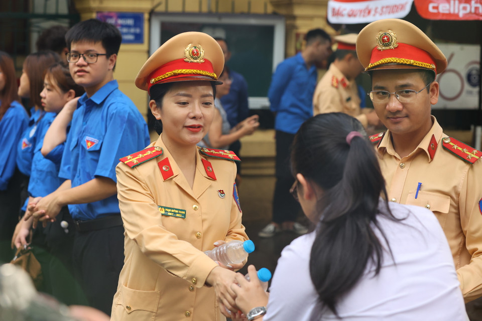 Lực lượng Cảnh sát giao thông công an thành phố Hà Nội tiếp nước, 'truyền lửa' cho thí sinh. (Ảnh: PV/Vietnam+)
