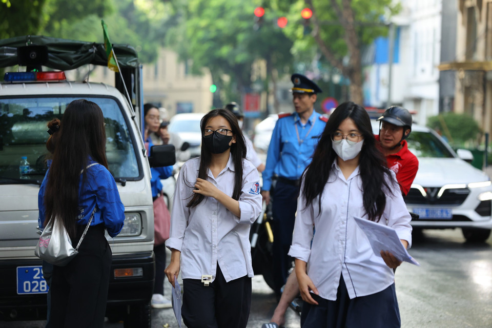 Tại điểm thi Trung học phổ thông Trần Phú (Hoàn Kiếm, Hà Nội), các thí sinh đã có mặt từ hơn 6 giờ. (Ảnh: PV/Vietnam+)
