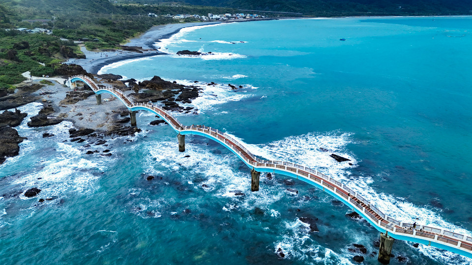 Một hình ảnh nổi bật của đảo Sanxiantai đó chính là cây cầu mang thiết kế độc đáo, nối liền các hòn đảo với nhau, có kết cấu các tám mái vòm hoàn chỉnh, có cầu thang với 320 bậc. (Ảnh: Hoài Nam/Vietnam+)