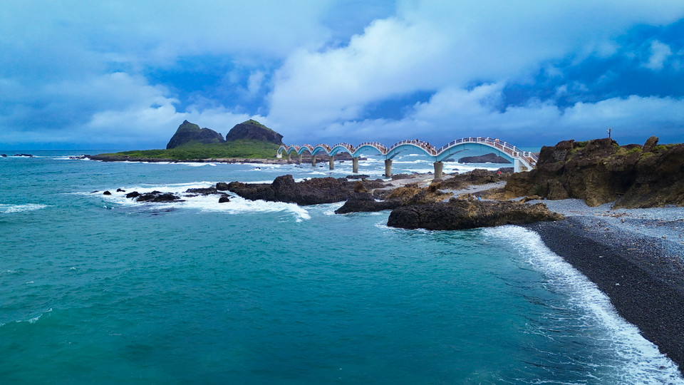 Cây cầu các khúc màu đỏ nối đảo với đất liền hiên ngang như một con rồng đang vờn sóng đại dương. (Ảnh: Hoài Nam/Vietnam+)