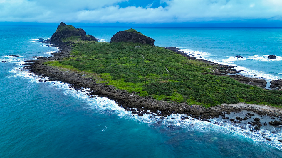 Cảnh quan, địa hình và hệ sinh thái trên đảo hết sức đặc biệt và quý hiếm nên đây chính là một địa điểm nổi tiếng cho việc nghiên cứu hệ sinh thái sinh vật biển. (Ảnh: Hoài Nam/Vietnam+)