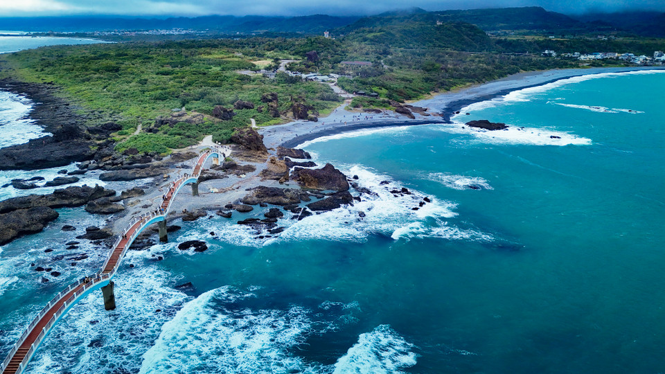 Vùng biển quanh đảo Sanxiantai mang một vẻ đẹp tự nhiên, hoang sơ, là nơi thu hút du khách du lịch Đài Loan để tận hưởng, chiêm ngưỡng vẻ đẹp tuyệt sắc. (Ảnh: Hoài Nam/Vietnam+)