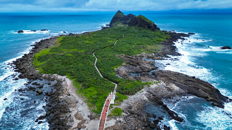 Theo truyền thuyết kể lại rằng, đảo Sanxiantai là nơi ghi dấu dấu chân của ba vị thần bất tử, vết tích đã lưu tại vùng đất này khi họ đang trên đường hướng đến thiên đàng. (Ảnh: Hoài Nam/Vietnam+)