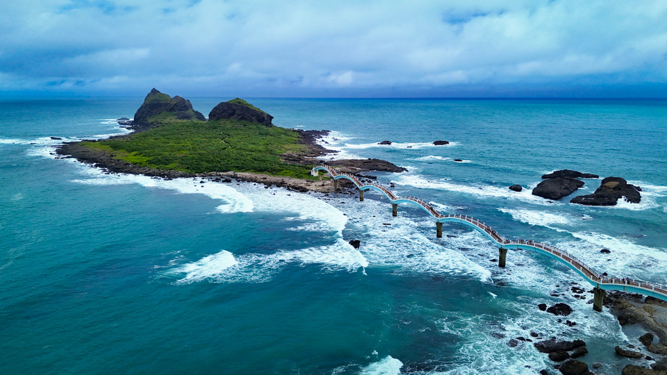 Khi du khách nhìn ra xa hòn đảo, bạn sẽ thấy một vùng trời đẹp xanh thẳm, với các dãy đá gồ ghề màu nâu thẫm, những rừng cây xanh mát tạo cảm giác mát mẻ, trong lành, đầy thư thái. (Ảnh: Hoài Nam/Vietnam+)