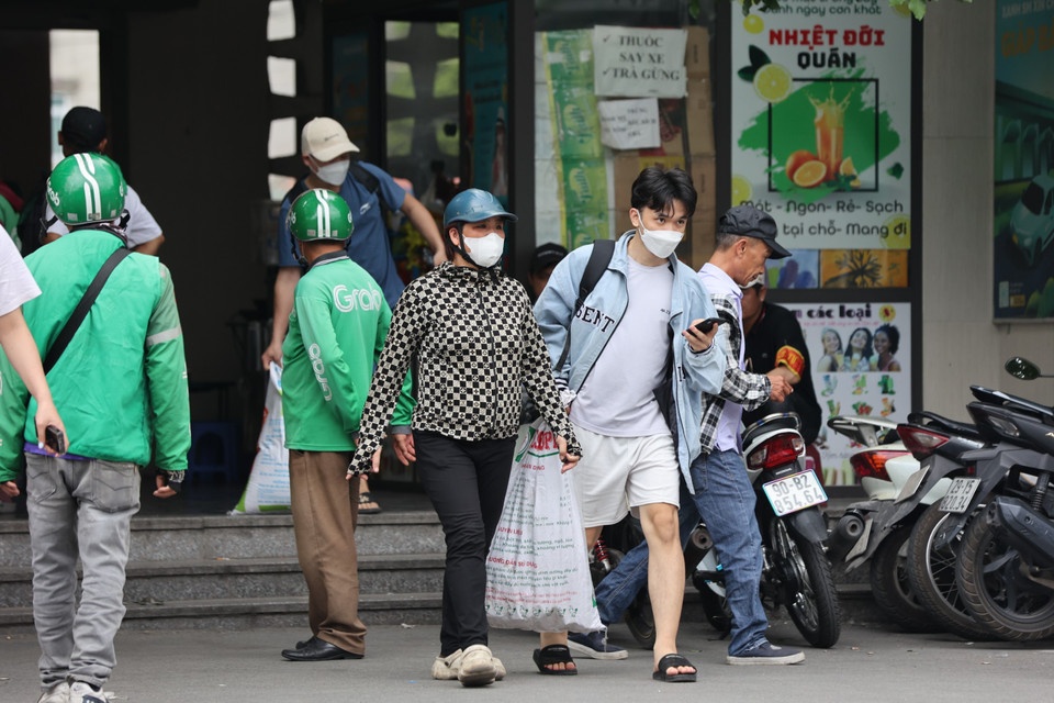 Nhiều hành khách tỏ vẻ mệt mỏi sau hành trình dài ngồi trên xe khách. (Ảnh: Tuấn Anh/Vietnam+)
