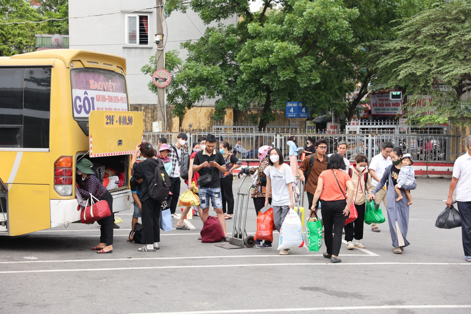 Ngay từ 14h, Bến xe Giáp Bát đã đông nghẹt hành khách. (Ảnh: Tuấn Anh/Vietnam+)