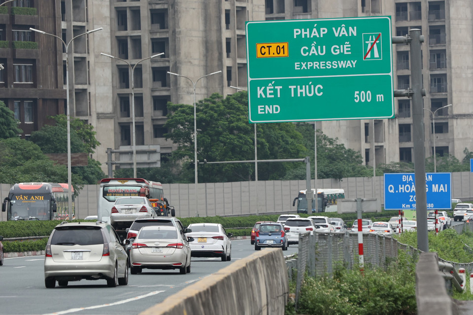Các phương tiện di chuyển tuần tự với tốc độ chậm. (Ảnh: Tuấn Anh/Vietnam+)