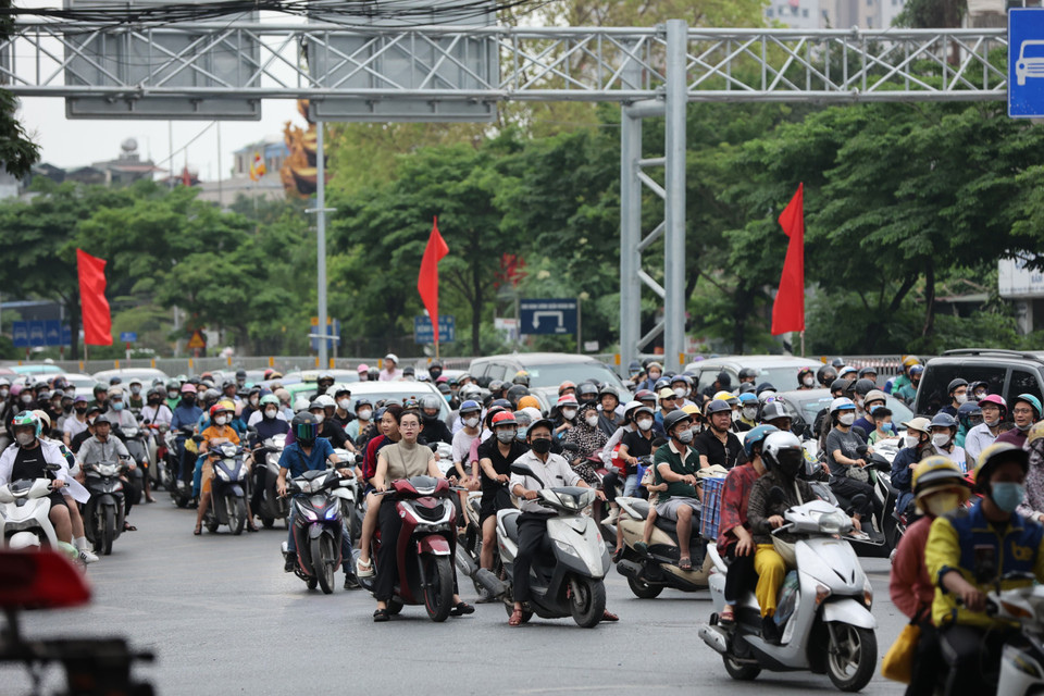 Dòng người từ đường Ngọc Hồi ùn ùn hướng về trung tâm Thủ đô. (Ảnh: Tuấn Anh/Vietnam+)