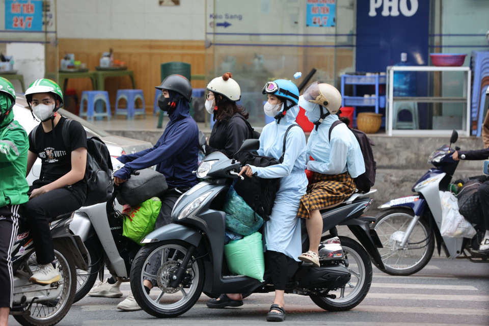 Tuy lượng phương tiện tăng cao nhưng các tuyến đường không xảy ra tình trạng ùn tắc. (Ảnh: Tuấn Anh/Vietnam+)