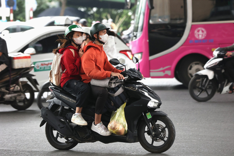 Người dân lỉnh kỉnh đồ đạc trở về Thủ đô sau kỳ nghỉ lễ. (Ảnh: Tuấn Anh/Vietnam+)
