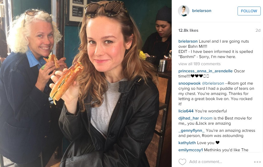 Nữ diễn viên Brie Larson chia sẻ hình ảnh ăn bánh mì. Theo một số nguồn tin, cô đã rời Việt Nam để quay về Mỹ chuẩn bị dự lễ trao giải Oscar, nơi cô nhiều khả năng sẽ giành Tượng vàng nữ chính xuất sắc nhất cho vai diên trong phim 'Room'