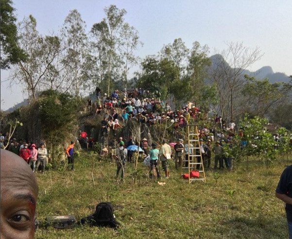 Siêu sao Samuel L. Jackson chia sẻ hình ảnh người dân địa phương ở Quảng Bình tụ tập xem cảnh quay phim.