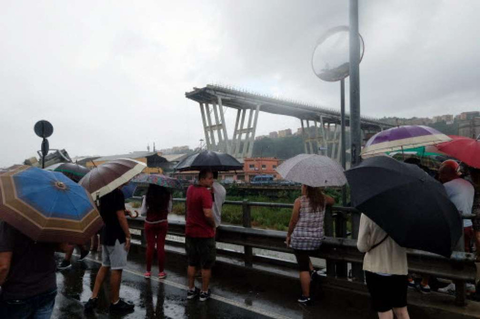 Theo cảnh sát thành phố Genoa có khoảng 20 xe bị ảnh hưởng trong vụ sập cầu này. 