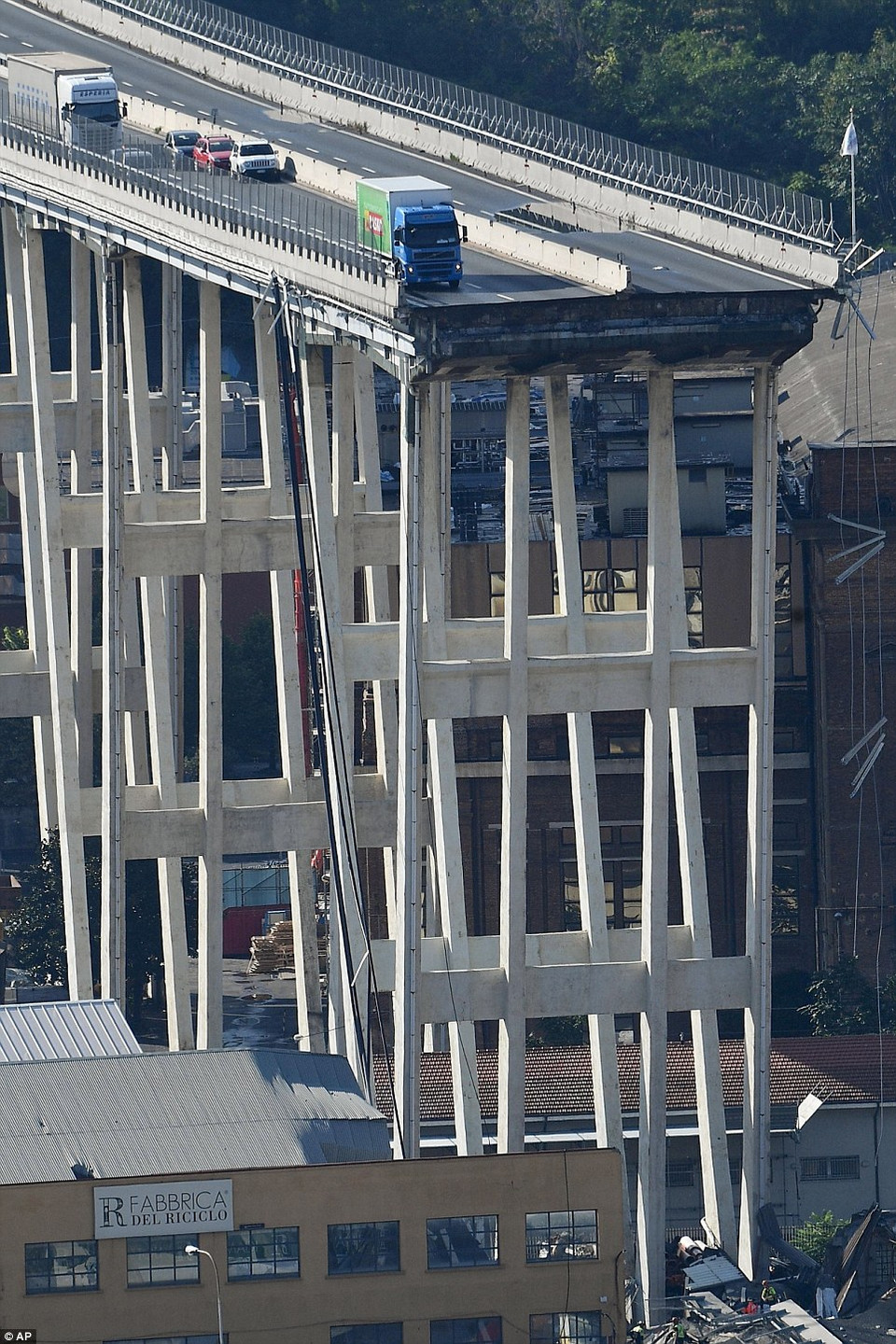 Chiếc ô tô này đã may mắn khi chỉ cách đoạn cầu bị sập vài mét