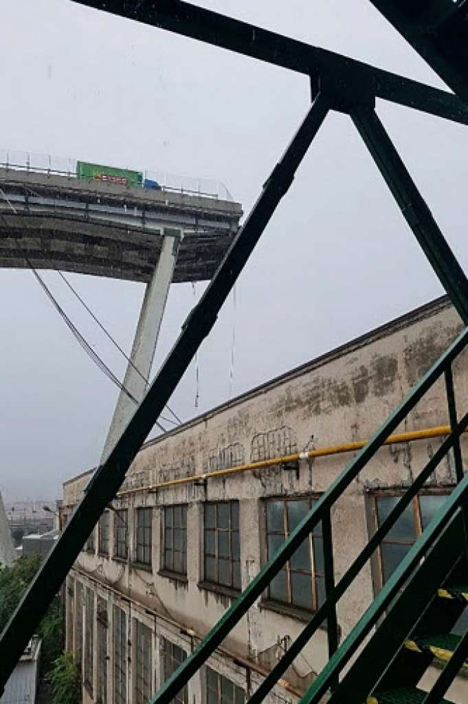 Trên tài khoảng Twitter, Bộ trưởng Giao thông Italy Danilo Toninelli đánh giá vụ việc là một thảm họa. 