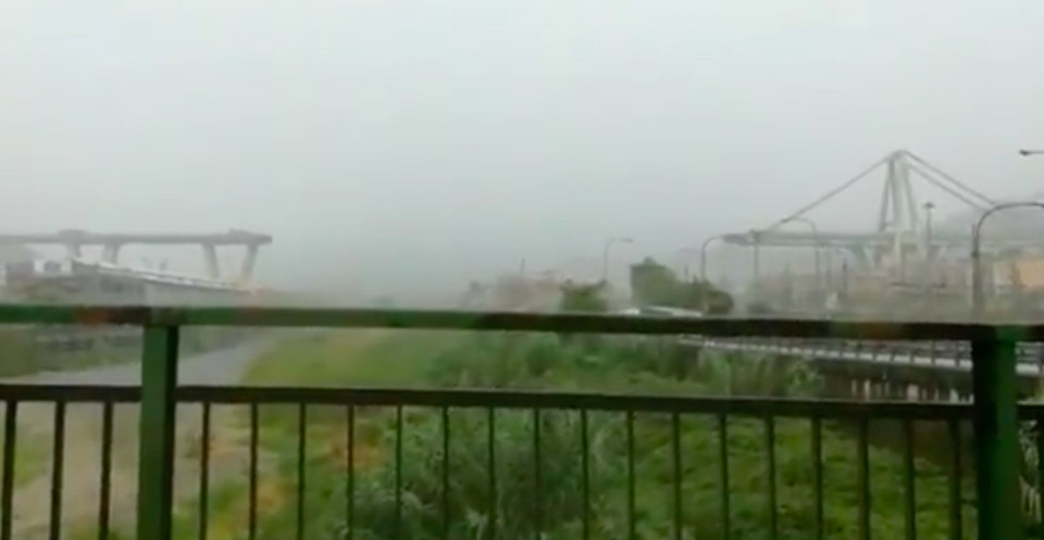 Vào khoảng 12 giờ ngày 14/8, một đoạn dài 200m của cây cầu Morandi đã bị sập, rơi đè xuống ray tàu hỏa, một nhà máy và nhiều ngôi nhà từ độ cao khoảng 100m.