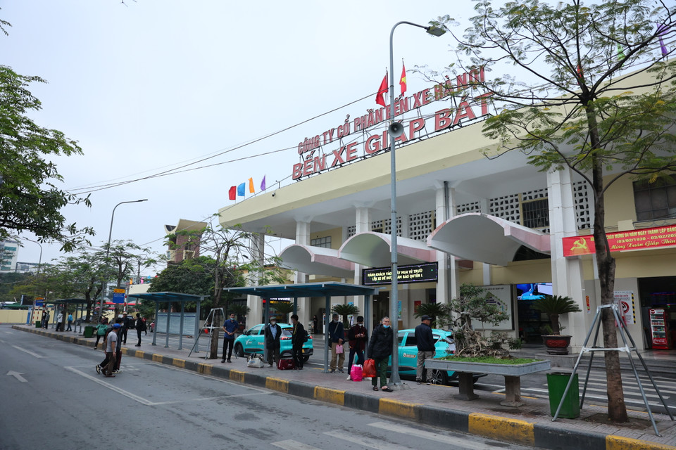 Theo ghi nhận của phóng viên Báo Điện tử VietnamPlus sáng ngày 3/2 (tức ngày 24 tháng Chạp Âm lịch) tại bến xe Giáp Bát và bến xe Nước Ngầm (Hà Nội) ghi nhận lượng khách qua bến để về quê ăn Tết bắt đầu gia tăng. (Ảnh: Hoài Nam/Vietnam+)