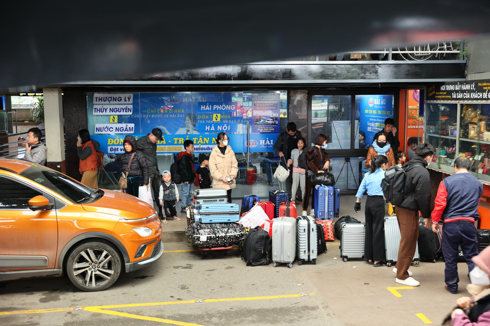 Lượng người dân đổ về bến xe Nước Ngầm mỗi lúc một đông đúc. (Ảnh: Hoài Nam/Vietnam+)
