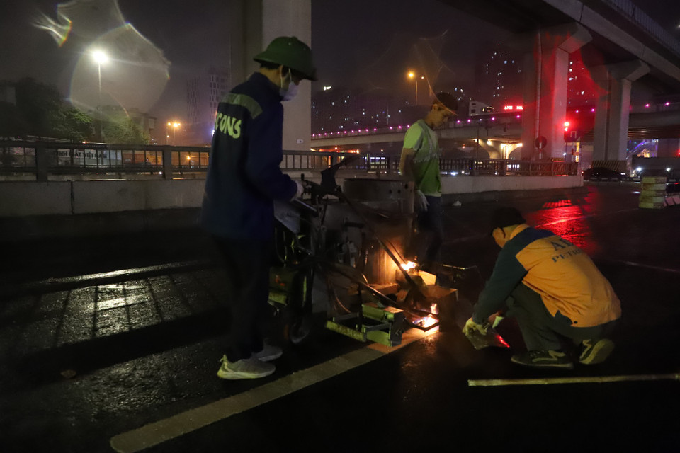 Cụ thể, các phương tiện lưu thông tuân thủ theo hệ thống biển báo, vạch sơn tổ chức giao thông, sự điều tiết của hệ thống đèn tín hiệu và của người hướng dẫn phân luồng giao thông. (Ảnh: Hoài Nam/Vietnam+)