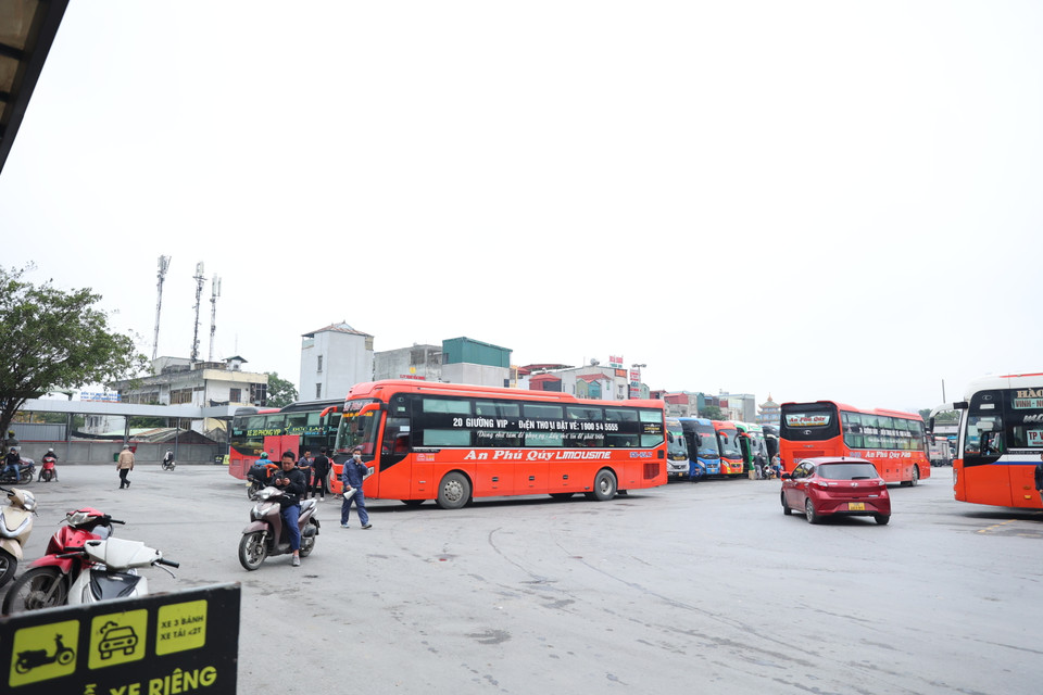 Ghi nhận tại bến xe Nước Ngầm, hoạt động vận tải hành khách đã nhộn nhịp những ngày cuối năm. (Ảnh: Hoài Nam/Vietnam+)