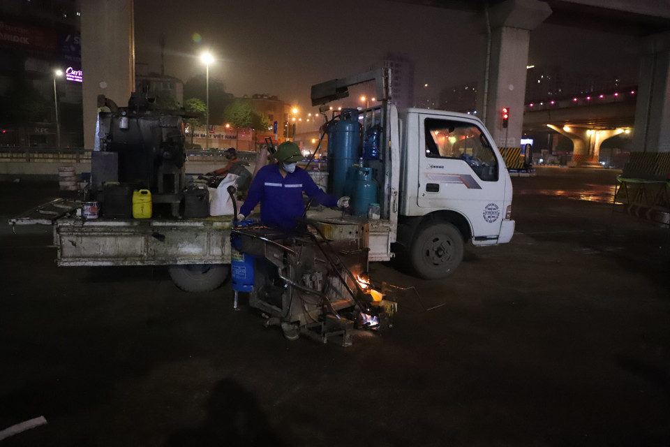 Theo đơn vị thi công hoàn trả mặt đường, để giao thông được thông suốt, phục vụ tốt nhất việc đi lại của người dân vào những ngày giáp Tết, đơn vị đã tăng cường công nhân và máy móc làm xuyên đêm. (Ảnh: Hoài Nam/Vietnam+)