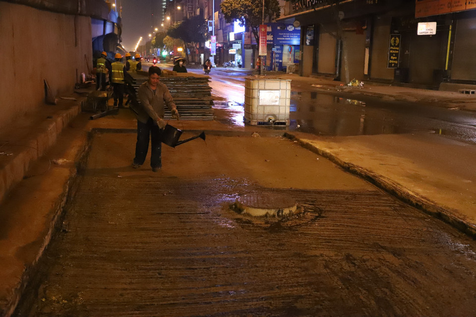 Sau khi gỡ rào tôn, đơn vị thi công hoàn trả mặt đường sẽ trải lại nhựa và kẻ lại vạch chỉ dẫn ngay trong đêm. (Ảnh: Hoài Nam/Vietnam+)