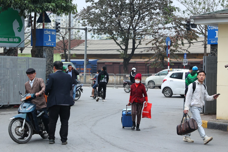 Tại bến xe Giáp Bát, những hành khách có tuyến về ngắn đã tranh thủ những ngày này để về quê đón Tết. (Ảnh: Hoài Nam/Vietnam+)