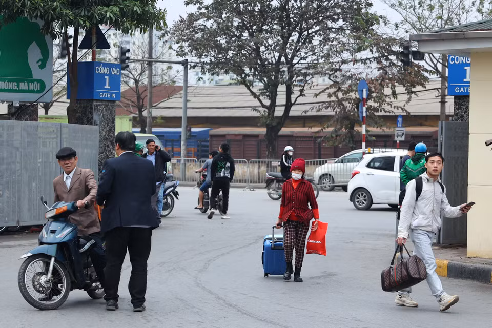 Tại bến xe Giáp Bát, những hành khách có tuyến về ngắn đã tranh thủ những ngày này để về quê đón Tết. (Ảnh: Hoài Nam/Vietnam+)