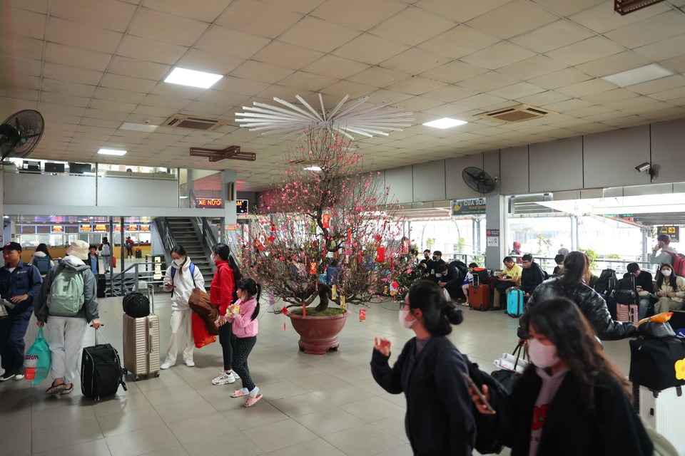 Việc hành khách đặt xe vé điện tử trên các trang web của nhà xe từ sớm cũng khiến việc đi lại thuận tiện và nhanh hơn. (Ảnh: Hoài Nam/Vietnam+)