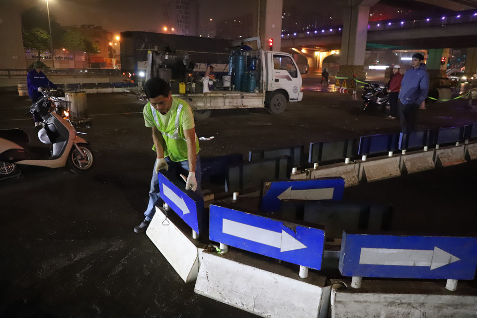 Đến thời điểm 0 giờ ngày 3/2, công nhân bắt đầu lắp đặt lại đảo giao thông tại khu vực nút giao Nguyễn Trãi - Nguyễn Xiển. (Ảnh: Hoài Nam/Vietnam+)