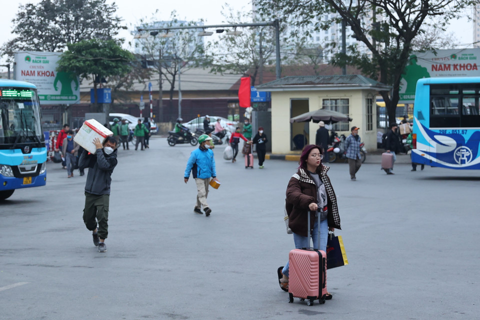 Phần lớn những người về quê sớm thời điểm này là sinh viên và một số lao động không còn việc dịp cận Tết. (Ảnh: Hoài Nam/Vietnam+)