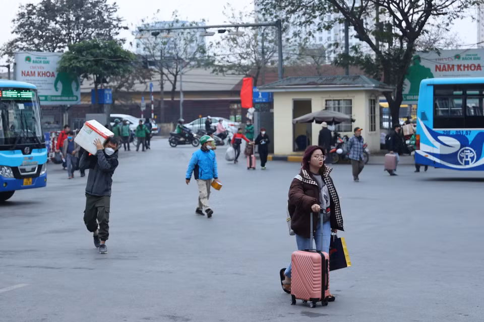 Phần lớn những người về quê sớm thời điểm này là sinh viên và một số lao động không còn việc dịp cận Tết. (Ảnh: Hoài Nam/Vietnam+)
