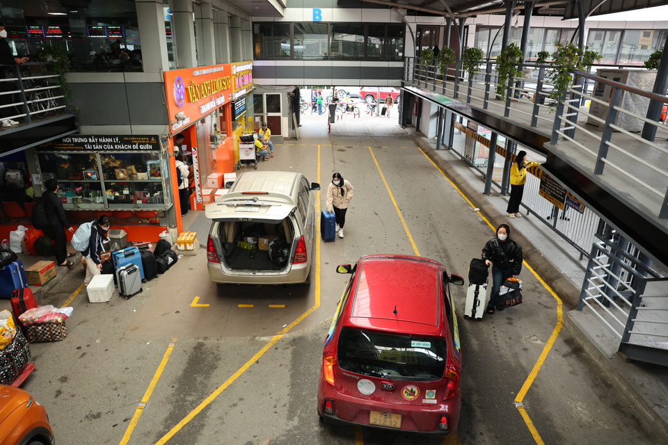 Một số khách hàng cho biết thêm mặc dù bến xe khá đông nhưng cũng không phải chờ đợi lâu như mọi năm. (Ảnh: Hoài Nam/Vietnam+)