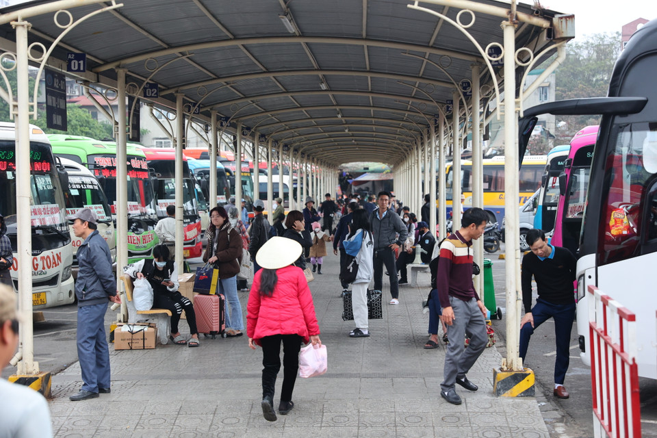 Khu vực chờ xe các tuyến về tỉnh đông nghịt người trên tay lỉnh kỉnh đồ đạc đợi xe. (Ảnh: Hoài Nam/Vietnam+)
