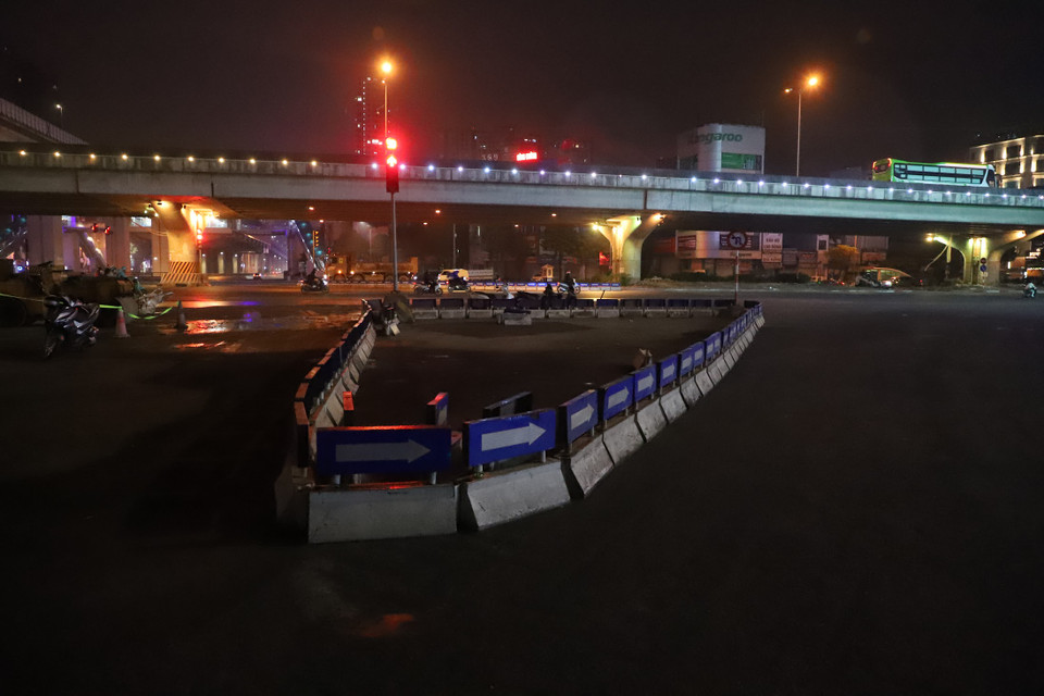 Các phương tiện lưu thông theo hướng từ Nguyễn Trãi qua nút giao Nguyễn Trãi - Nguyễn Xiển sẽ được phép đi thẳng trên nóc hầm chui Thanh Xuân. Tương tự với hướng từ Nguyễn Trãi qua nút giao Nguyễn Trãi - Nguyễn Xiển để đi Khuất Duy Tiến sẽ dừng chờ đèn tín hiệu giao thông và lưu thông trên nóc hầm Thanh Xuân. (Ảnh: Hoài Nam/Vietnam+)