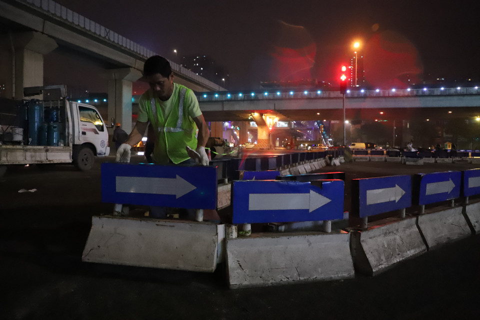 Công nhân cũng lắp lại hệ thống biển báo, vạch sơn tổ chức giao thông tại nút giao này. Đồng thời, hệ thống đèn tín hiệu giao thông cũng được khôi phục lại sau hơn 6 tháng tạm dừng hoạt động để phục vụ thi công. (Ảnh: Hoài Nam/Vietnam+)