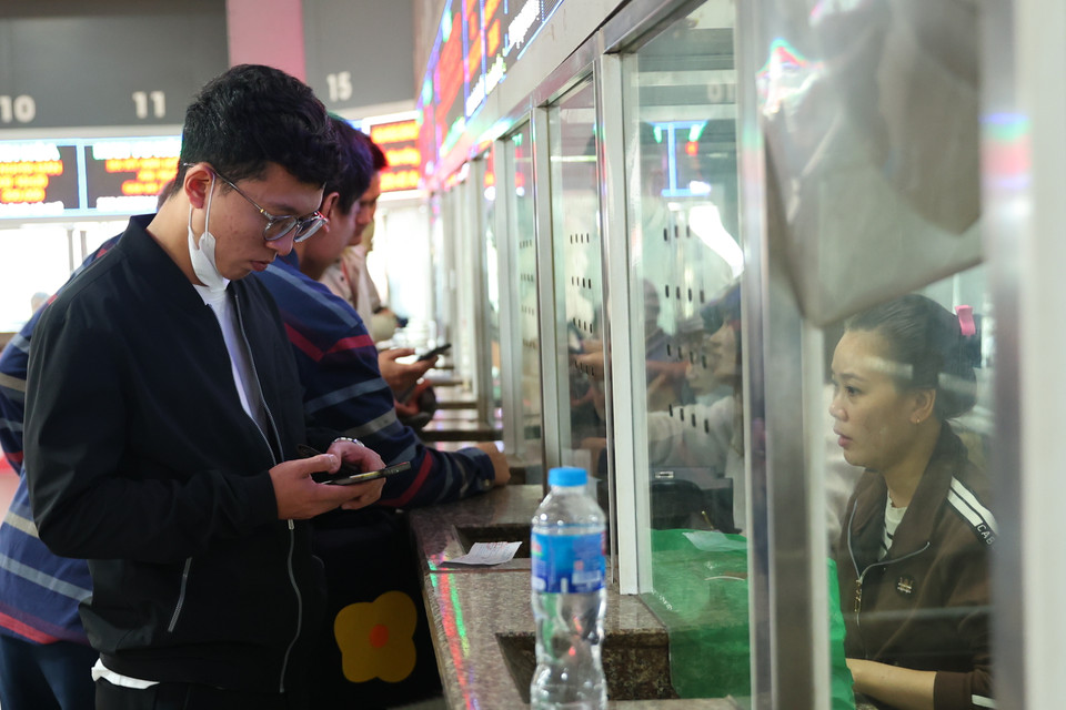 Các quầy vé tấp nập người ra vào, một nhà xe tuyến Hà Nội- Vinh cho hay: "Năm nay lượng khách hàng đặt vé đông hơn với cùng thời điểm năm trước." (Ảnh: Hoài Nam/Vietnam+)