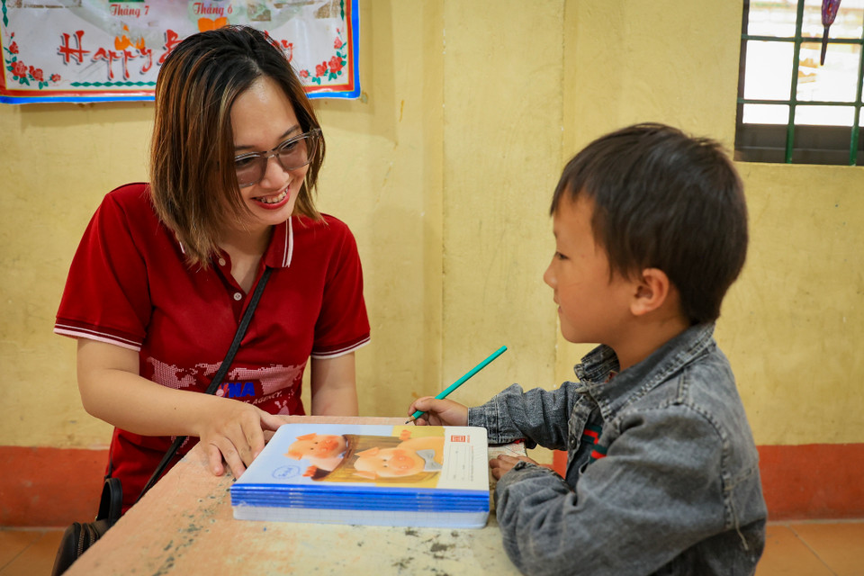 Ngoài lương thực và nhu yếu phẩm, đoàn cũng đã tặng những vật dụng phục vụ học tập cho thầy và trò trường Phổ thông dân tộc bán trú Tiểu học và Trung học cơ sở Ngải Thầu. (Ảnh: Hoài Nam/Vietnam+)