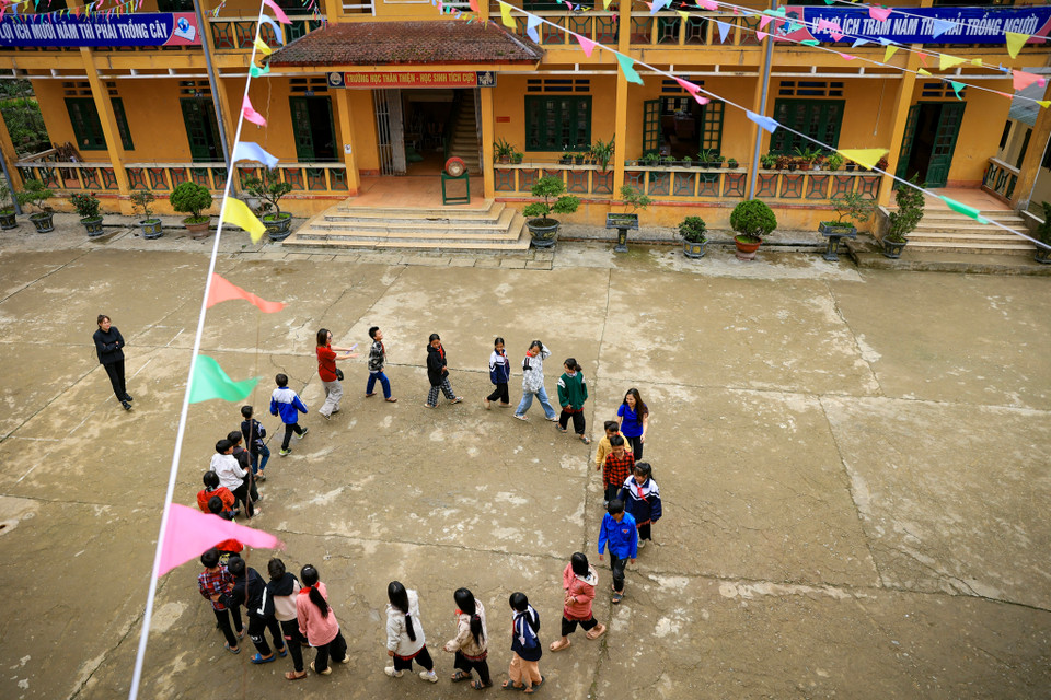 Theo thầy Tạ Duy Tình - Hiệu trưởng nhà trường, hiện nay trường có tổng số 491 học sinh (bao gồm 290 học sinh tiểu học, 201 học sinh trung học), trong đó có 230 học sinh ở bán trú ăn, ở tại trường. (Ảnh: Hoài Nam/Vietnam+)