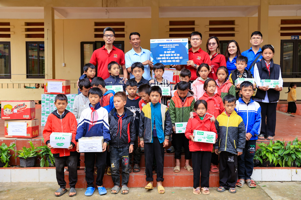 Với tinh thần “lá lành đùm lá rách,” góp phần chữa lành vết thương từ những đổ nát do mưa lũ - ngày 23/9, liên Chi đoàn Báo Điện tử VietnamPlus, Báo Việt Nam News, Ban biên tập tin Đối ngoại đã tới vùng biên giới để chia sẻ với thầy trò Trường Phổ thông dân tộc bán trú Tiểu học và Trung học cơ sở Ngải Thầu, xã A Lù (Bát Xát, Lào Cai) vừa bị ảnh hưởng do mưa lũ. (Ảnh: Hoài Nam/Vietnam+)