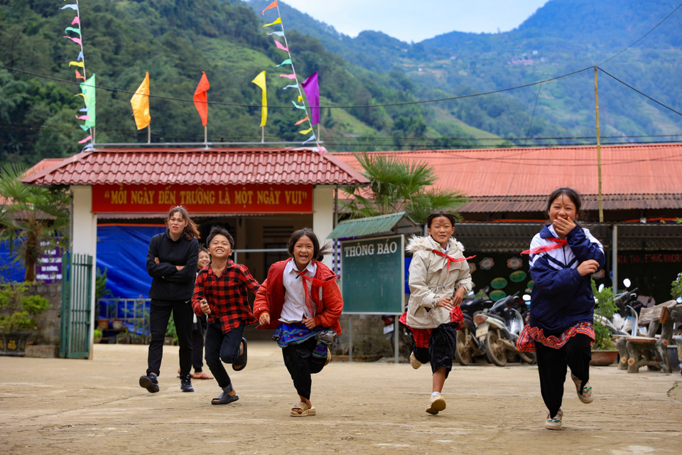 “Hiện nay 100% học sinh đang theo học tại trường là dân tộc Mông. Tôi mong muốn các em sẽ có điều kiện tốt nhất để đi học và đến trường được đảm bảo an toàn," thầy Tình chia sẻ. (Ảnh: Hoài Nam/Vietnam+)